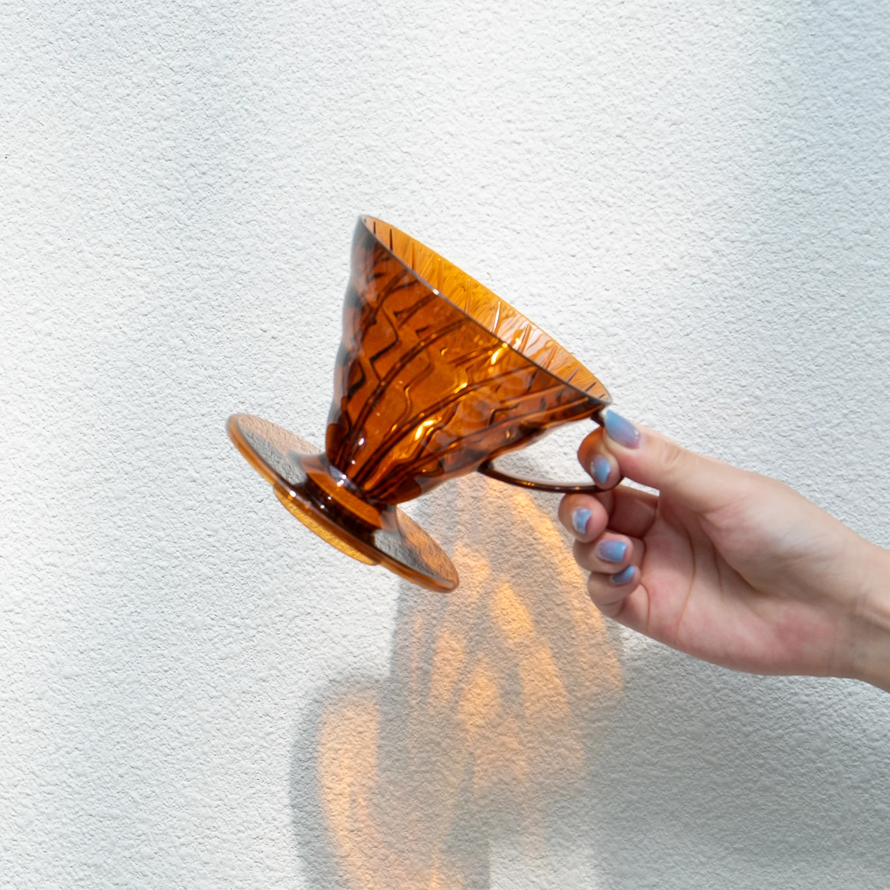 V60 Plastic Coffee Dripper 02 / Amber - Image 2